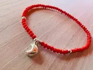 Pulsera de cristales roja elasticada con colgante de plata 925 y detalles de plata