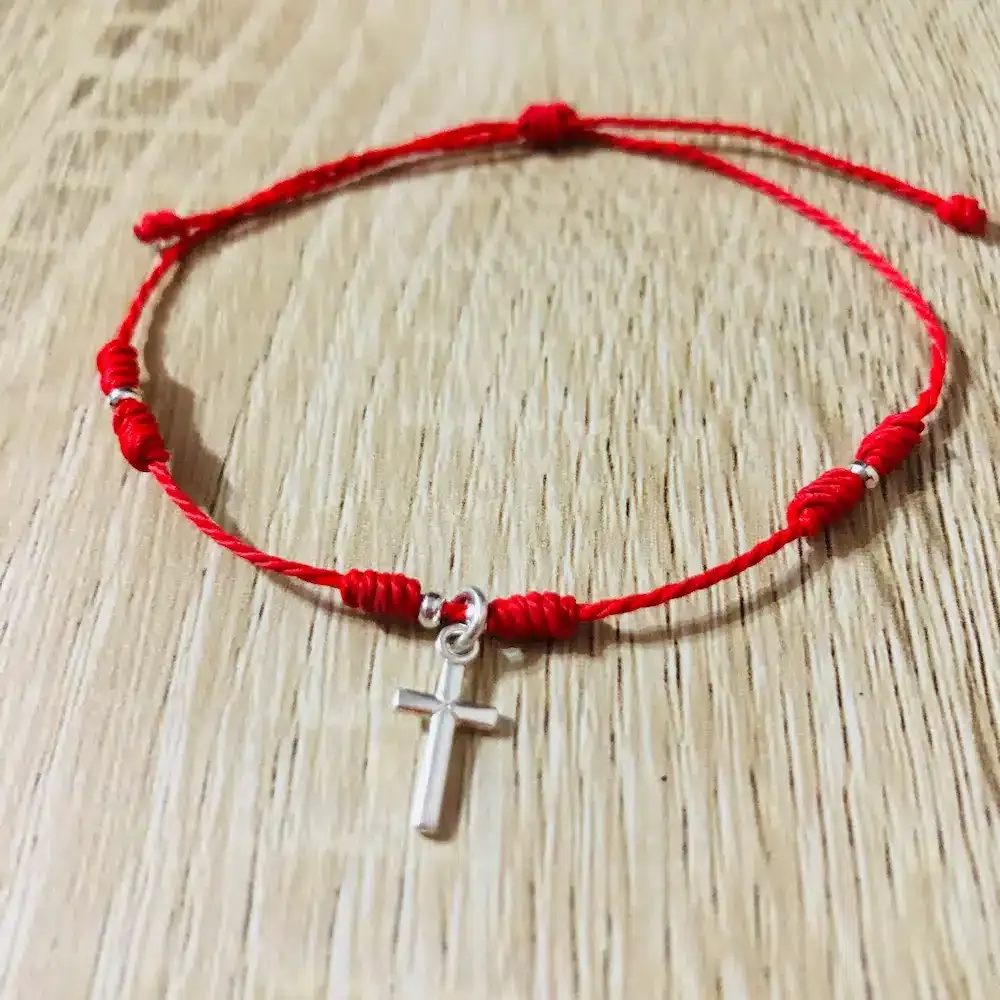 Pulsera roja de hilo y cruz de plata 925