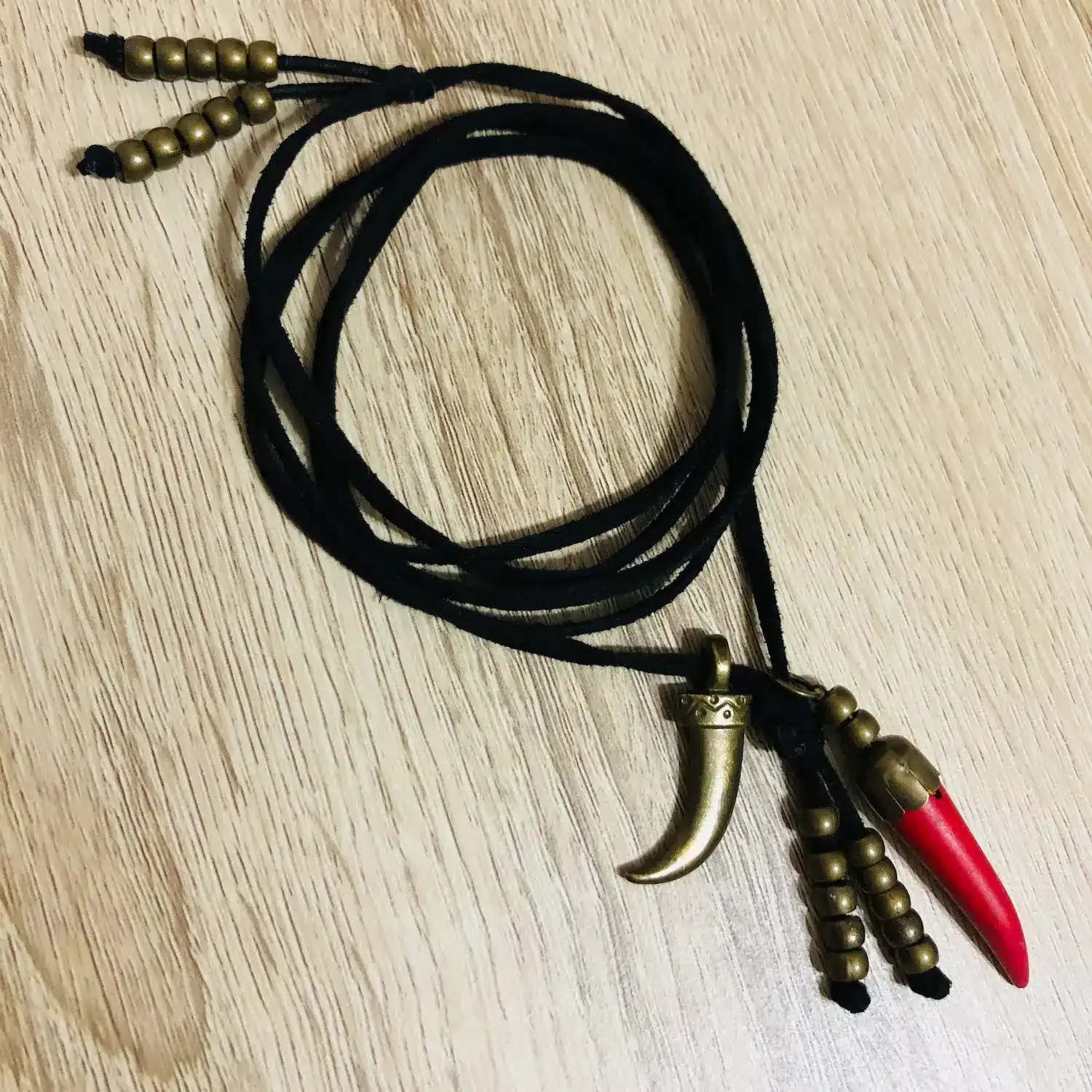 Collar gamuza y colgantes de fantasía