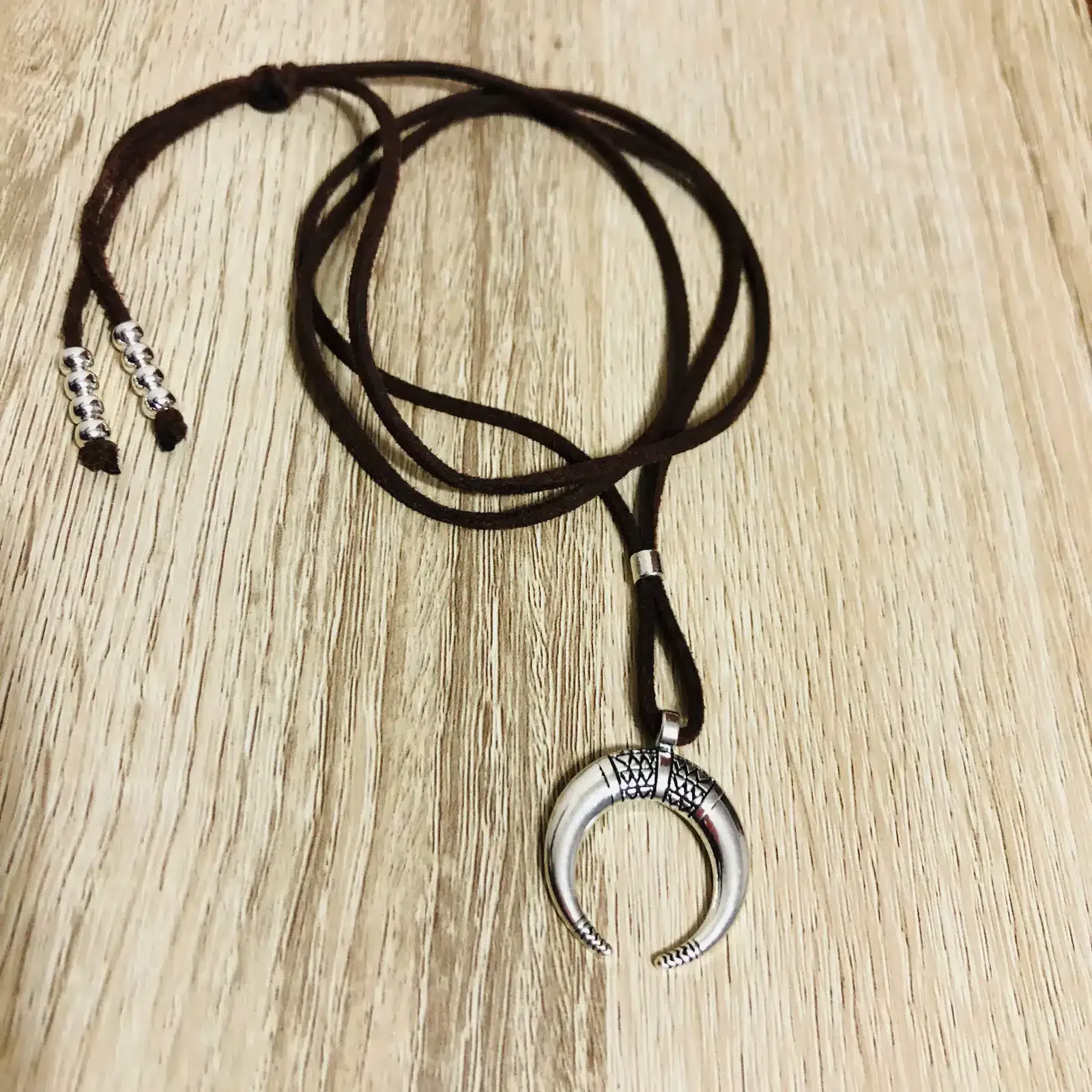 Collar gamuza y colgante de aleación de metal luna invertida