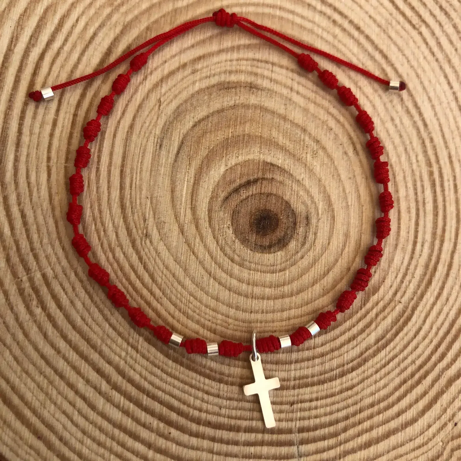 Pulsera de hilo rojo, nudos, cruz y detalles de plata 925