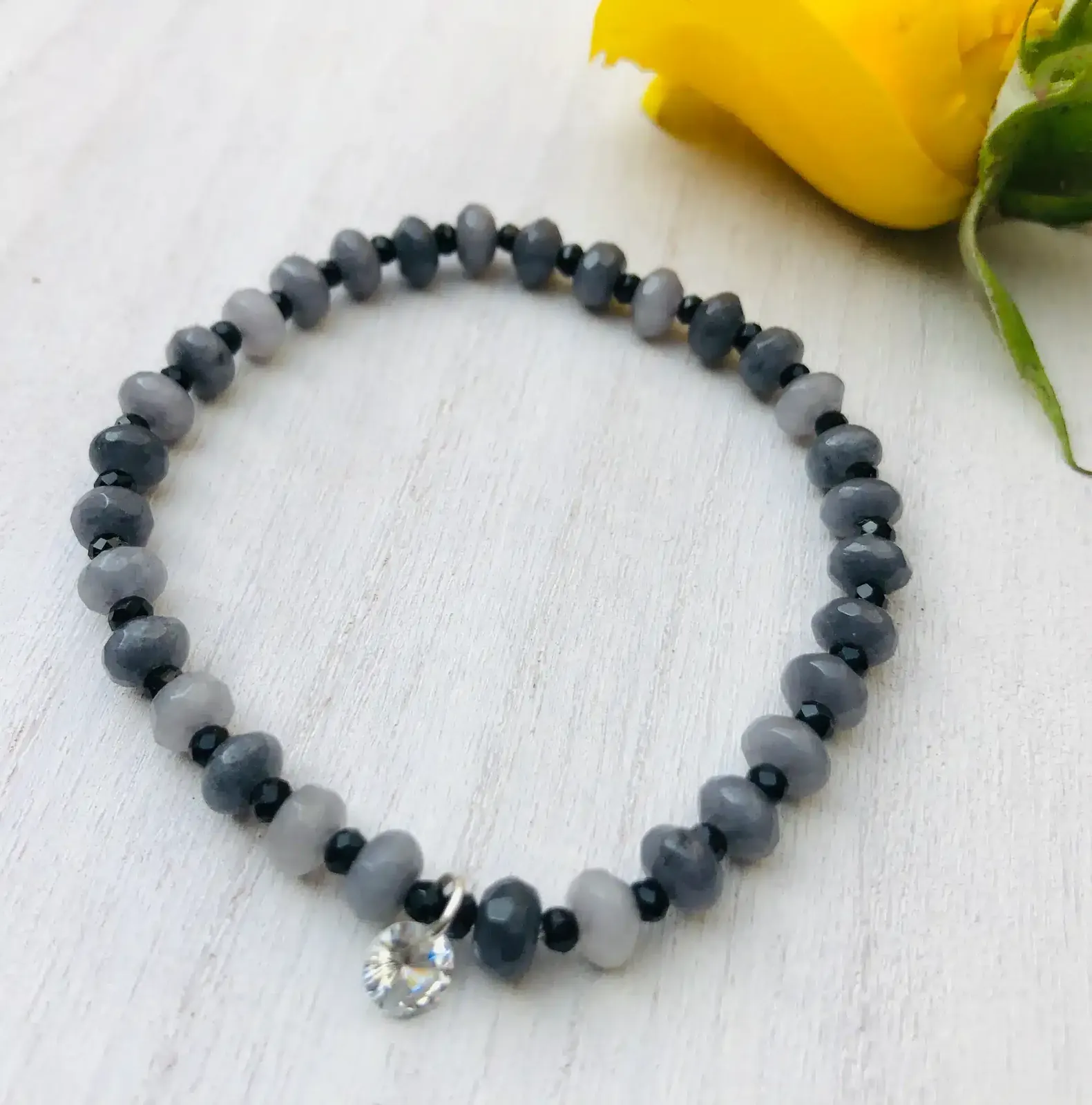 Pulsera de cristales y detalles de plata