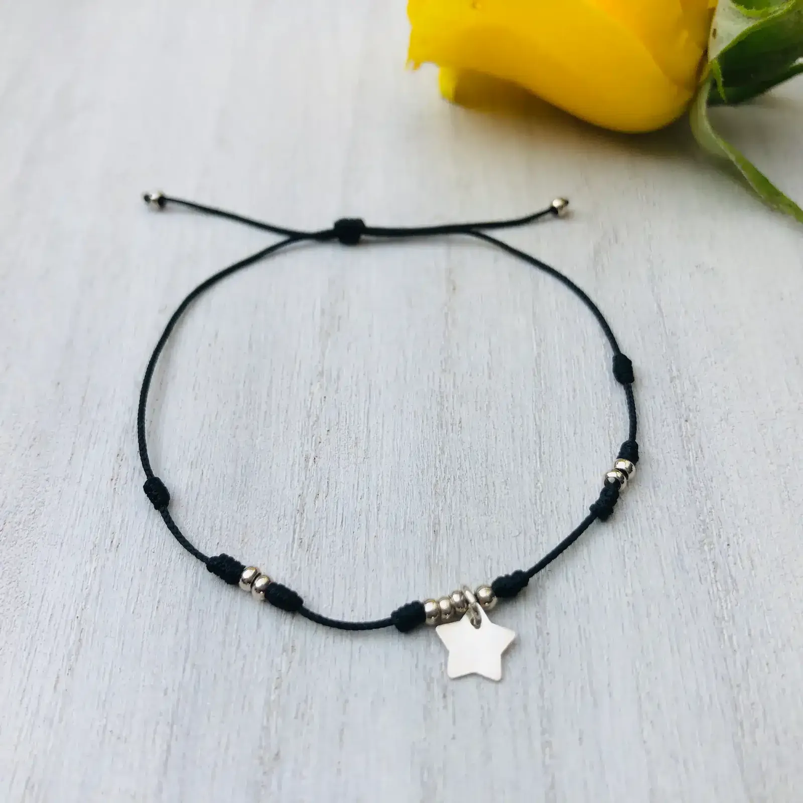 Pulsera de hilo negro y colgante de plata 925 de estrella con textura