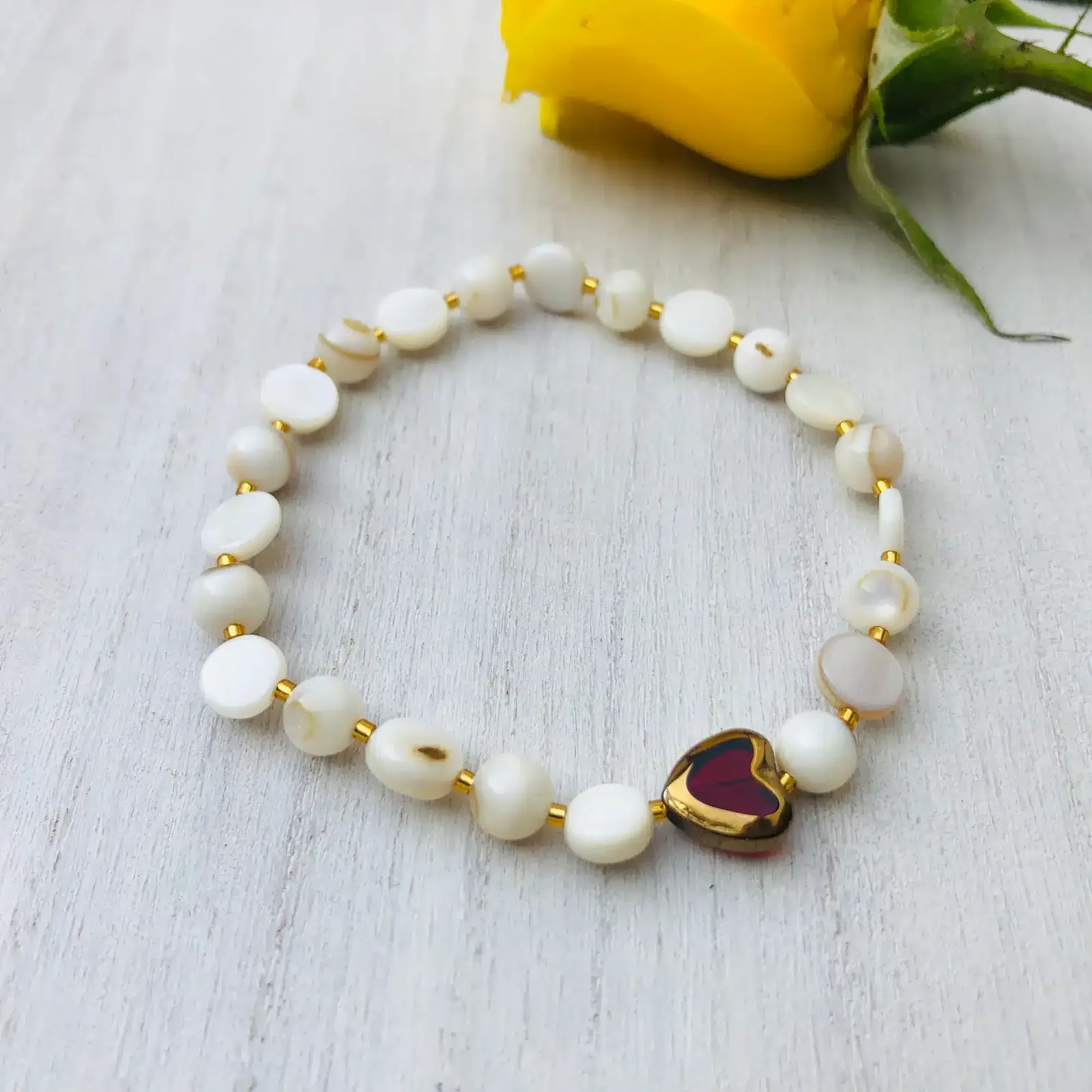 Pulsera perlas de nacar y corazon rojo estilo vitral con detalles de baño de oro