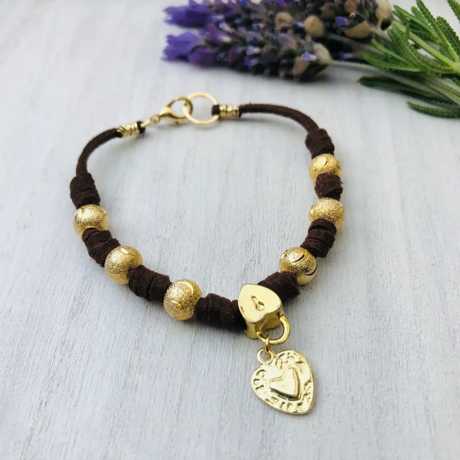Pulsera gamuza y baño oro