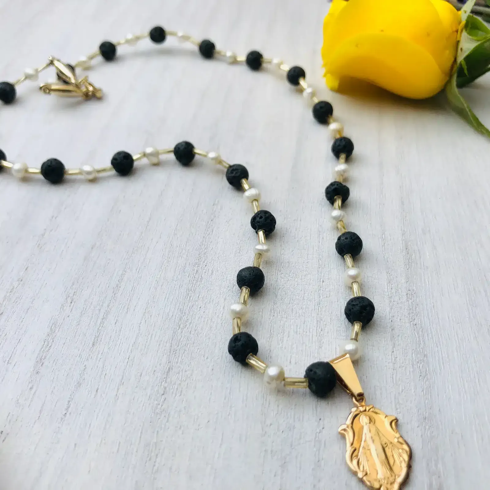 Collar piedras volcánicas y de río con colgante religioso baño de oro