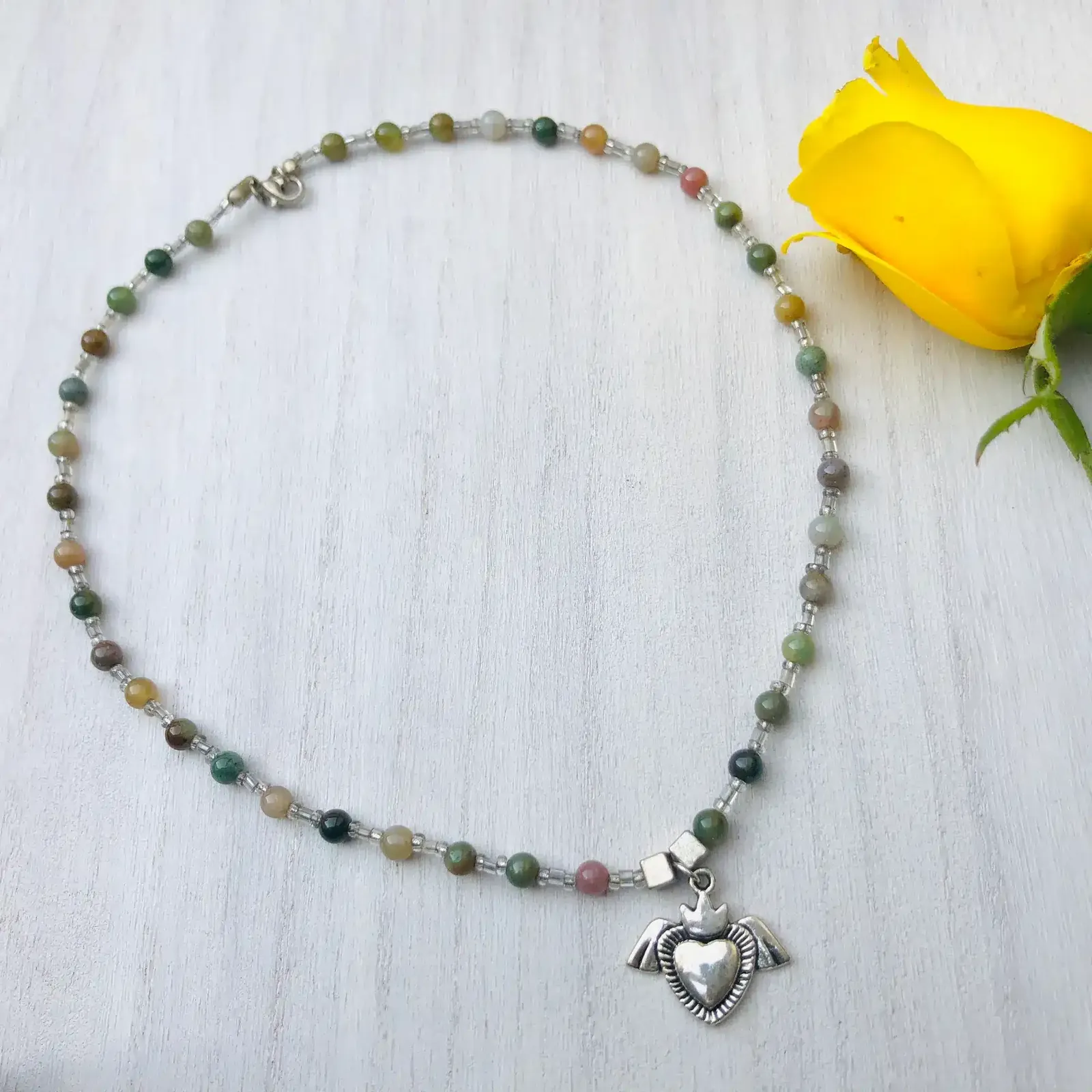 Collar corto de piedras y colgante de faltasía