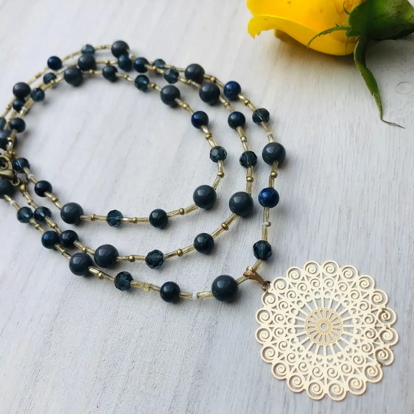 Collar de perlas de fantasía azul y colgante madala baño de oro