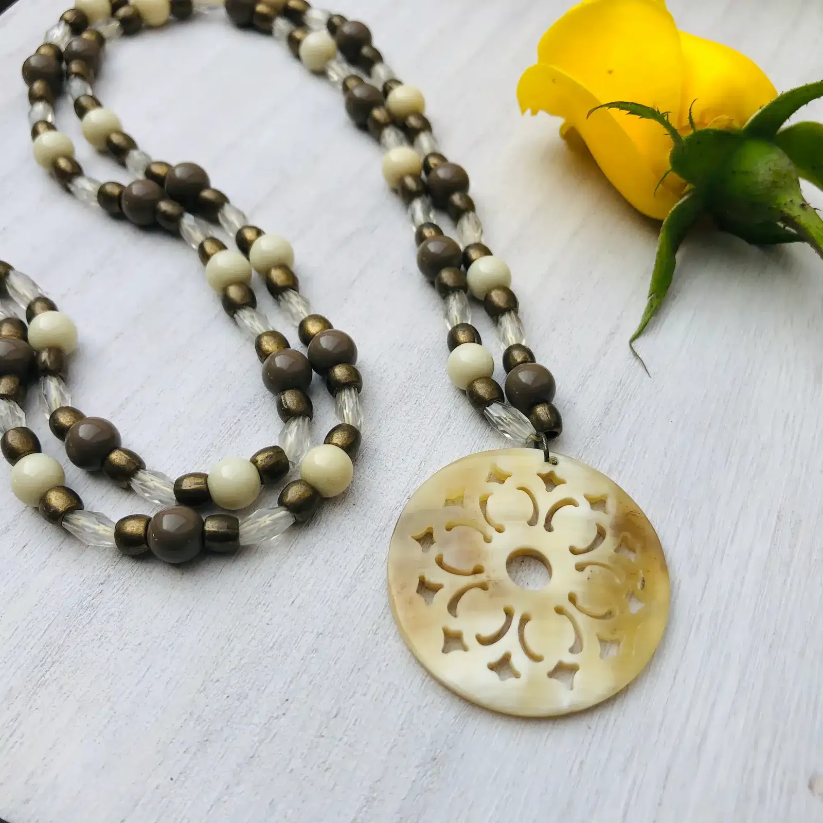 Collar de perlas de fantasía y colgante de mandala cacho de buey
