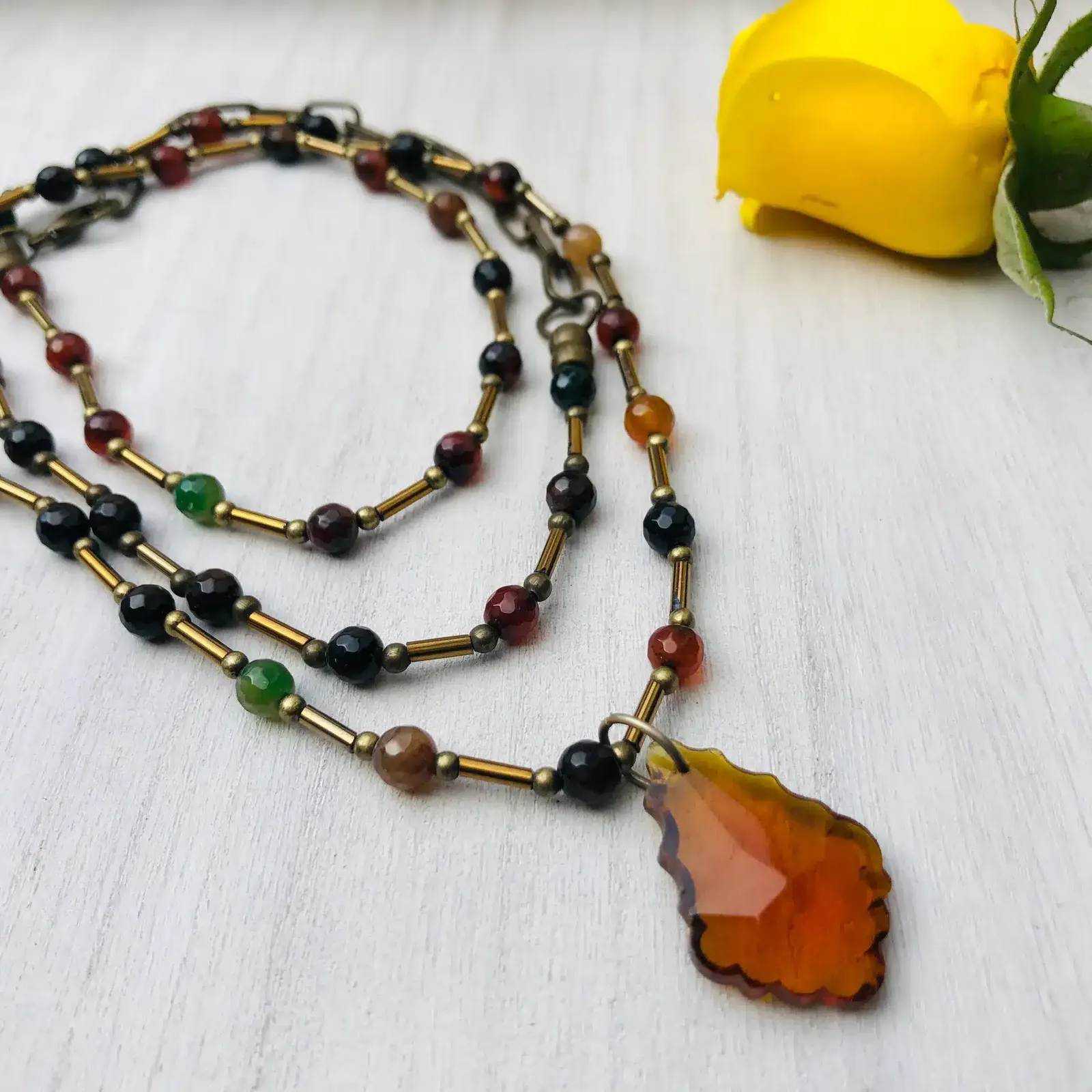 Collar de piedras y colgante vitral