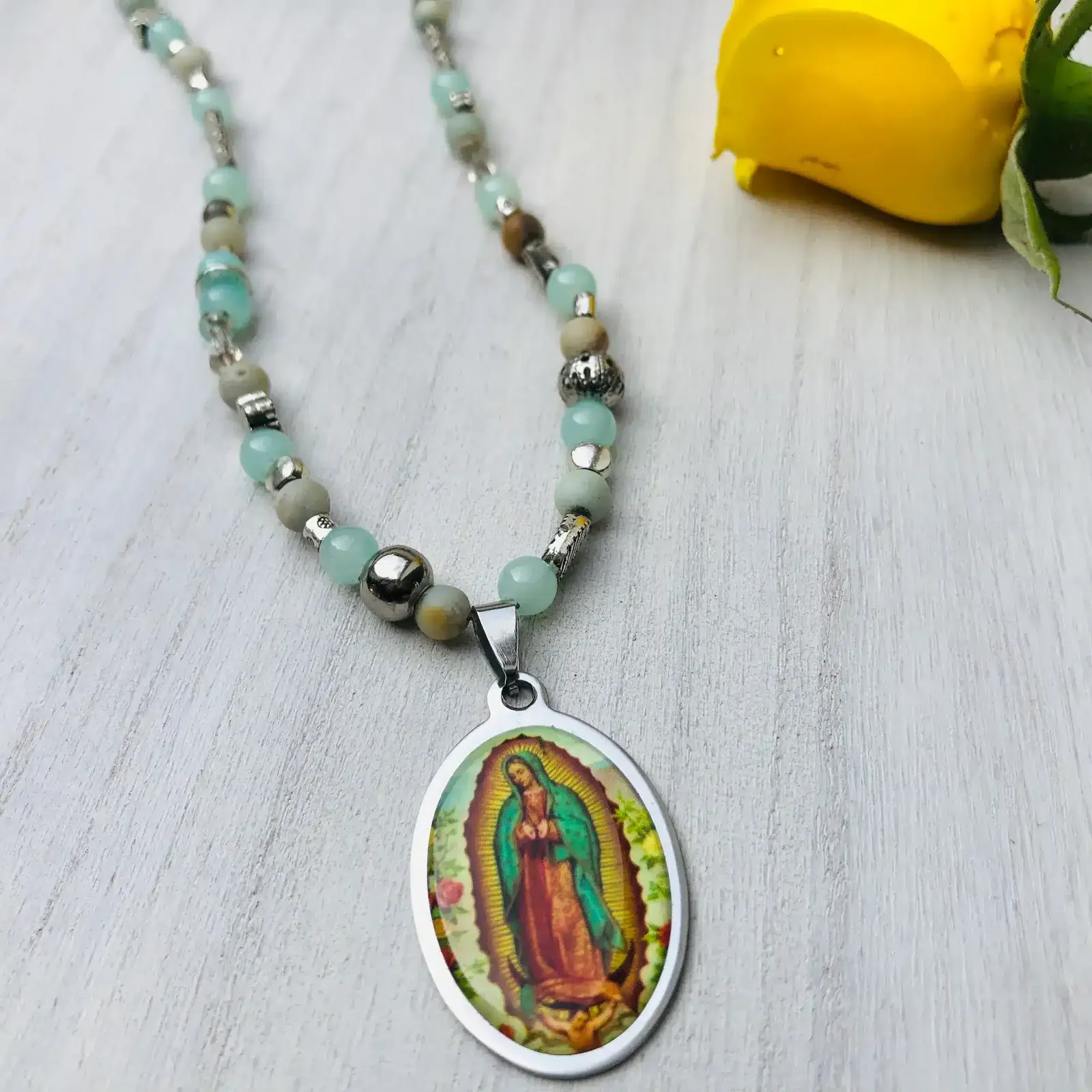 Collar de perlas de fantasía y colgante de acero Virgen de Guadalupe