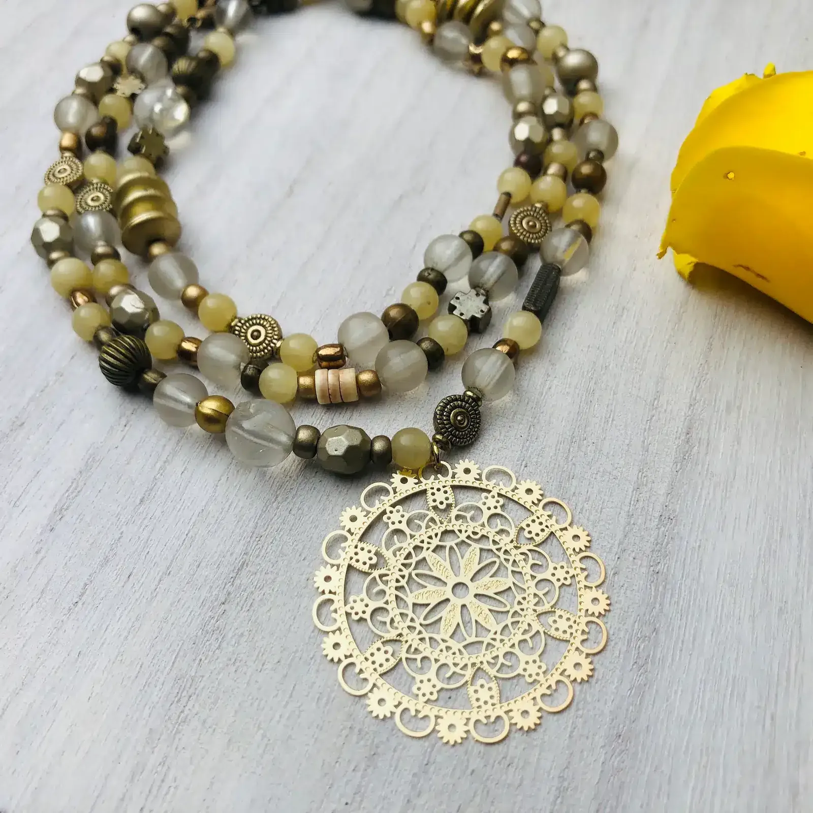 Collar de piedras y colgante mandala en baño de oro