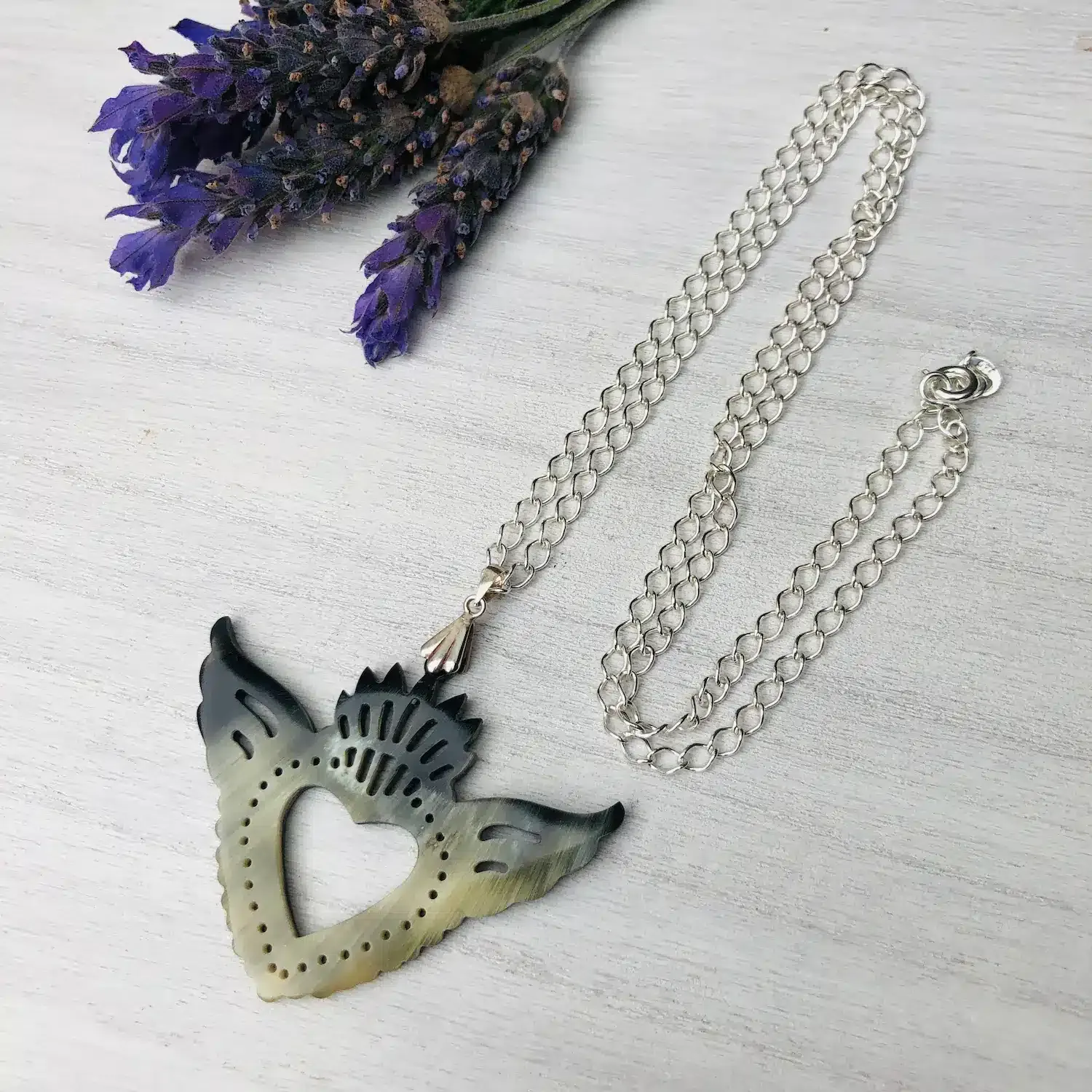 Collar de plata con colgante cacho de buey, detente