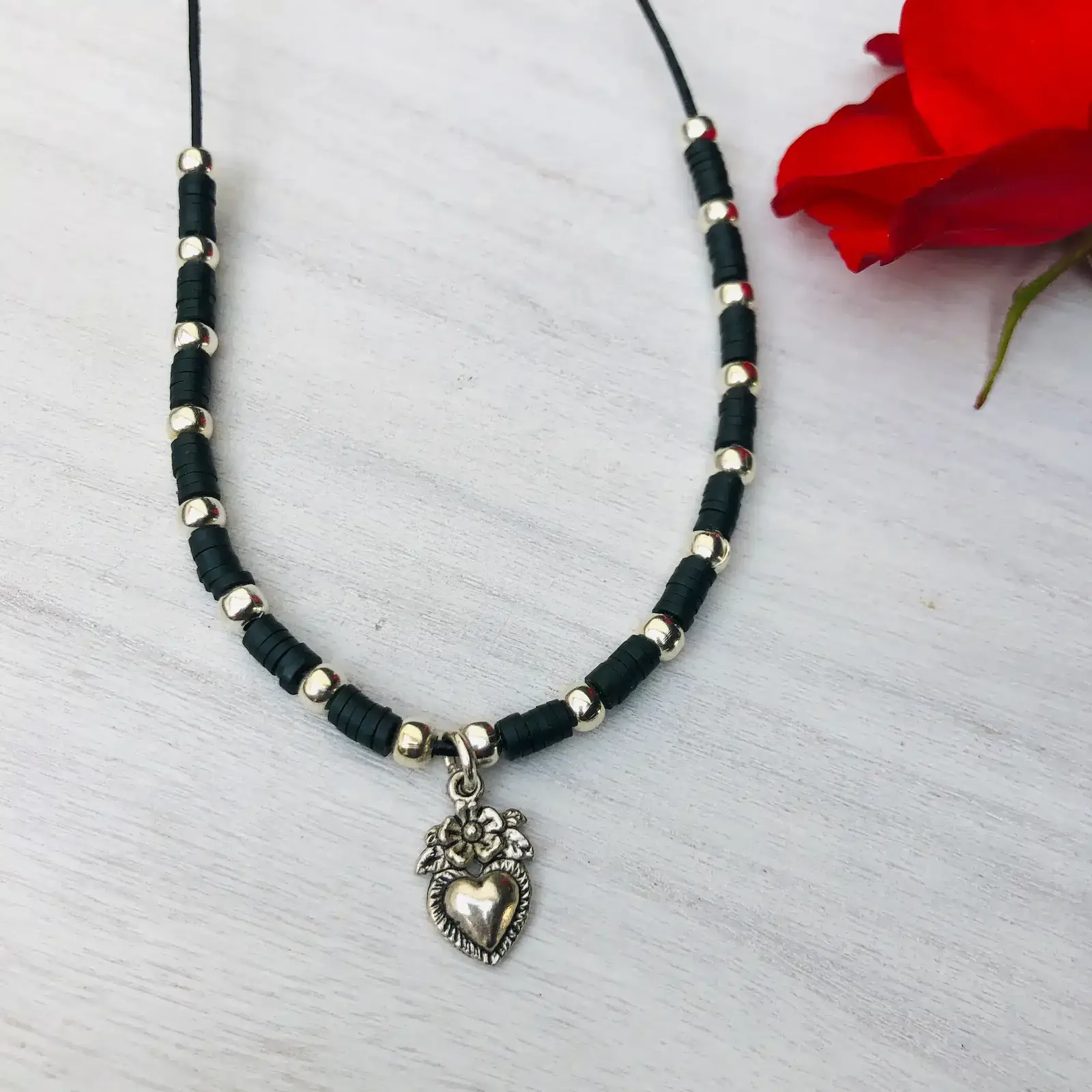 Collar cuero y caucho con colgante corazón alado de metal