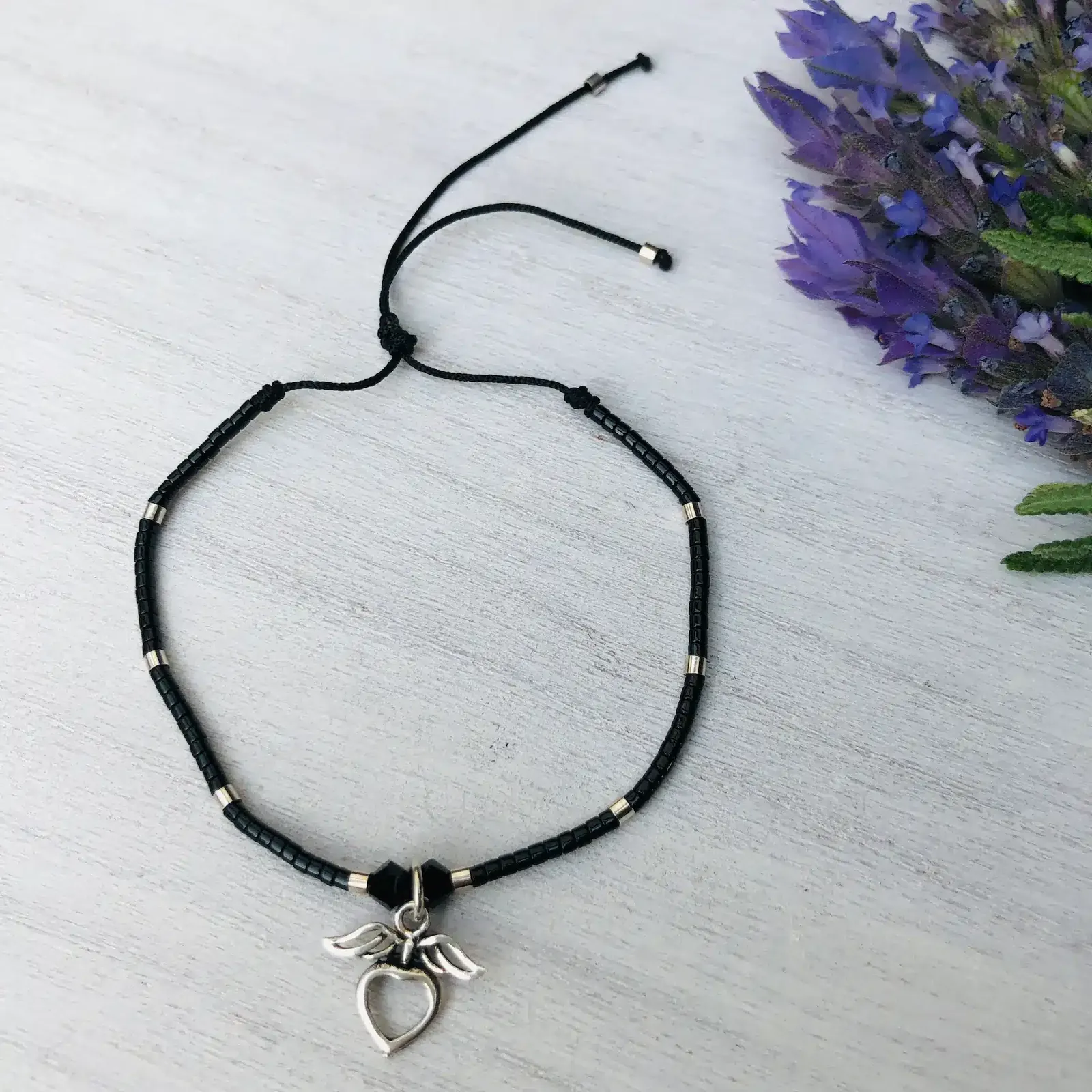 Pulsera de hilo ajustable y corazón alado