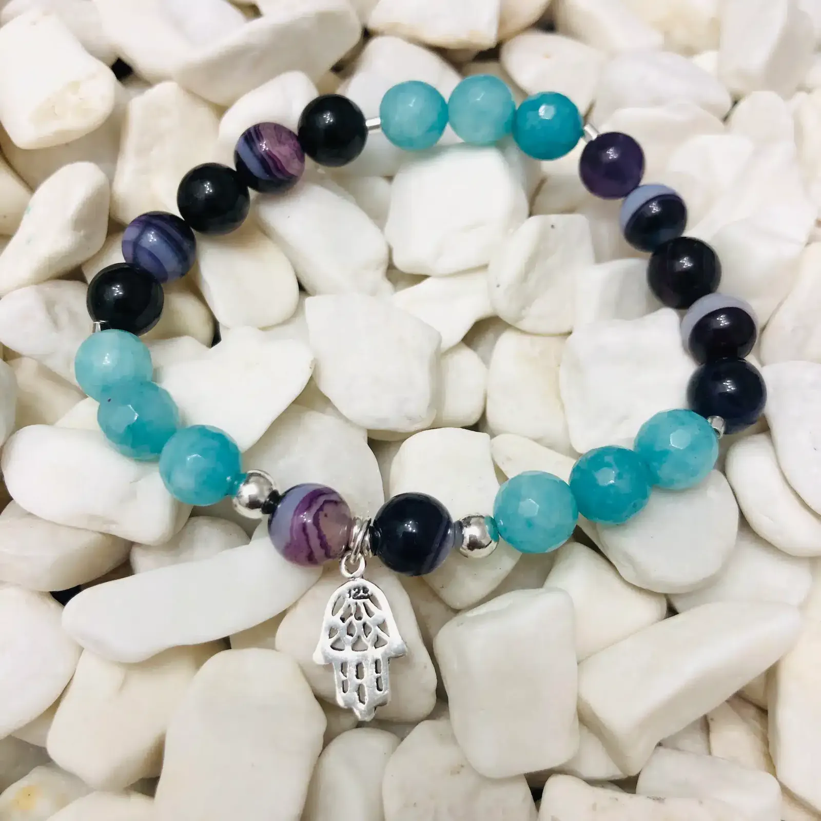 Pulsera encantos de plata y piedras
