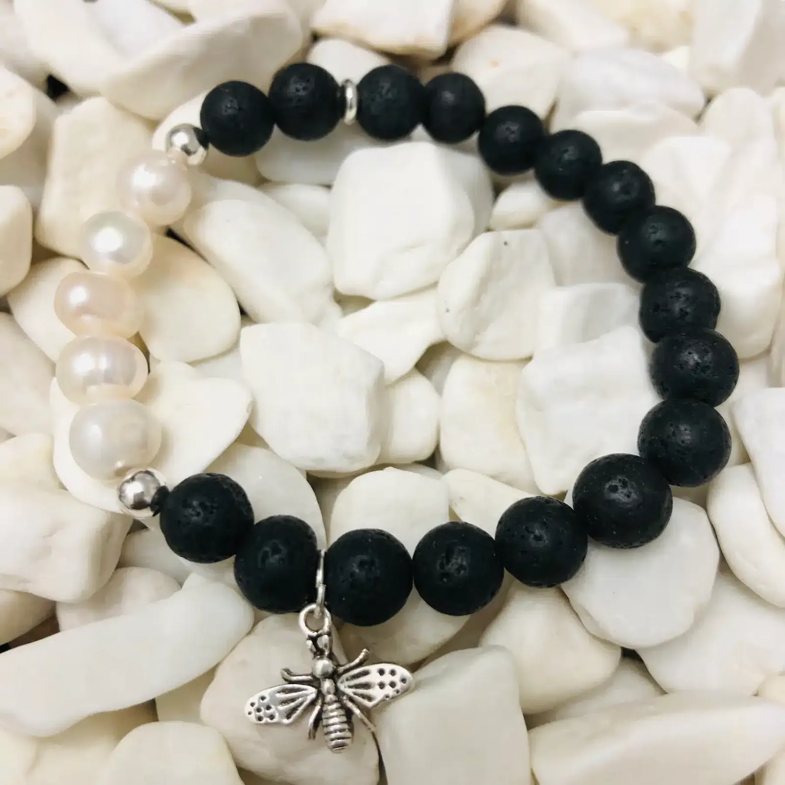 Pulsera piedras volcánicas y piedras de río con detalles de plata 925