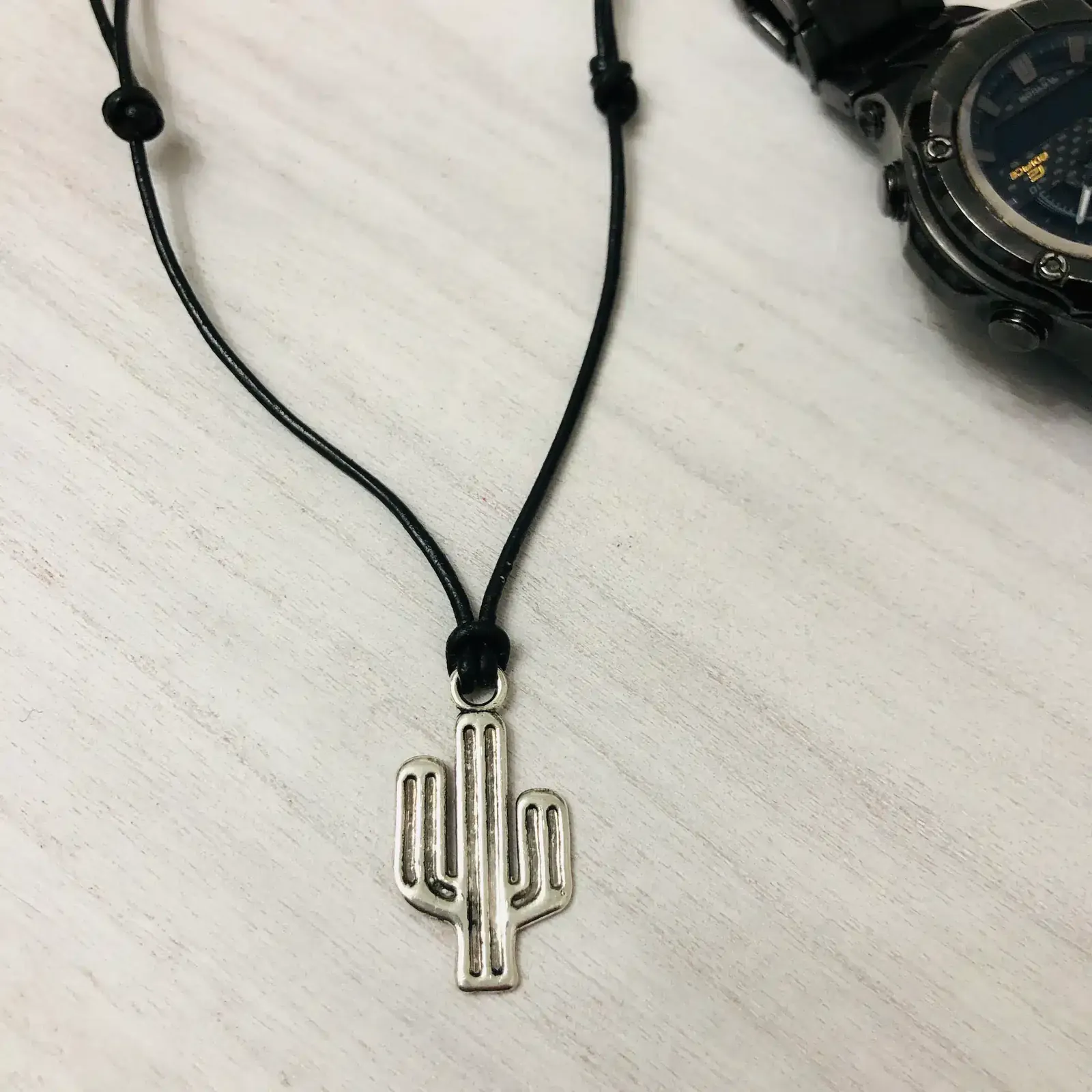 Collar hombre cuero y colgante de metal cactus