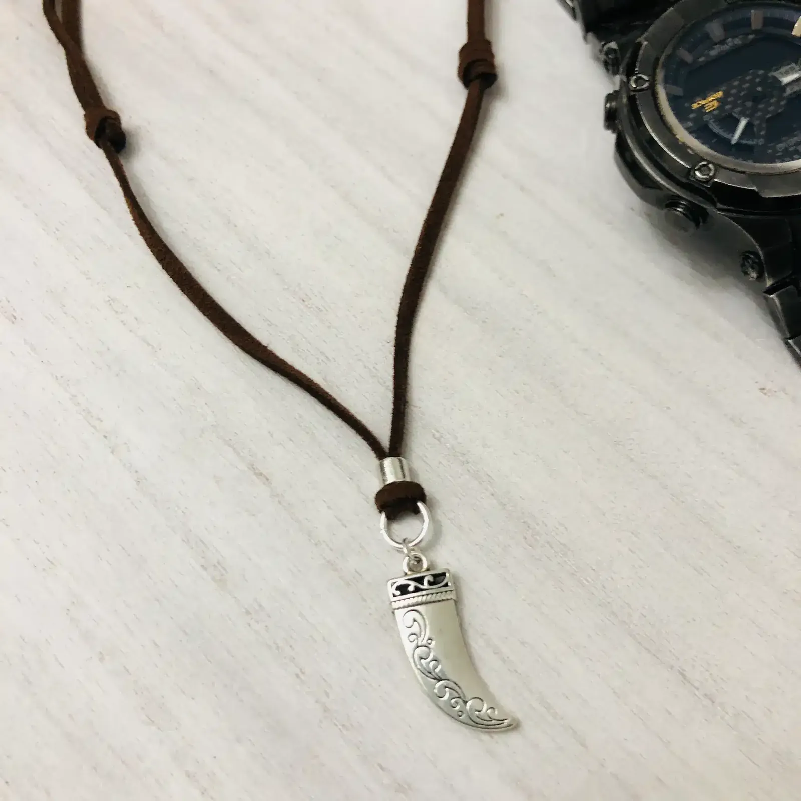 Collar para hombre cordón café y colgante de metal cuerno