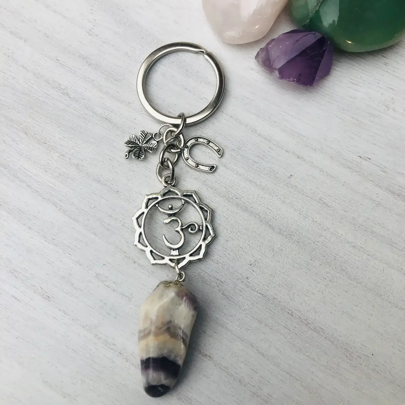 Llavero piedra, herradura, chakra
