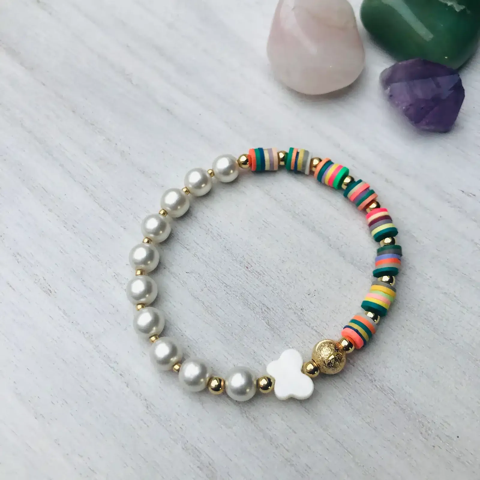 Pulsera perlas y cuentas  de colores, mariposa de nácar y separadores bañados en oro