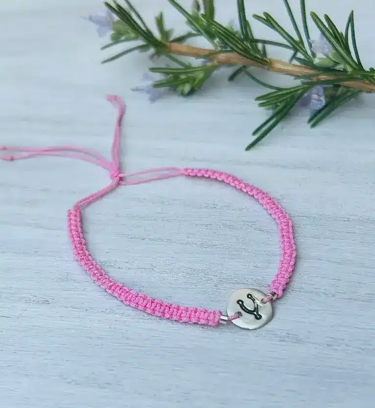 Pulsera de hilo rosa y dije de plata Huesito de Pollo de plata 925