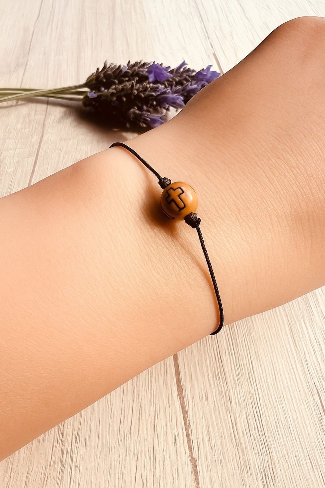 Pulsera hilo negro y cruz