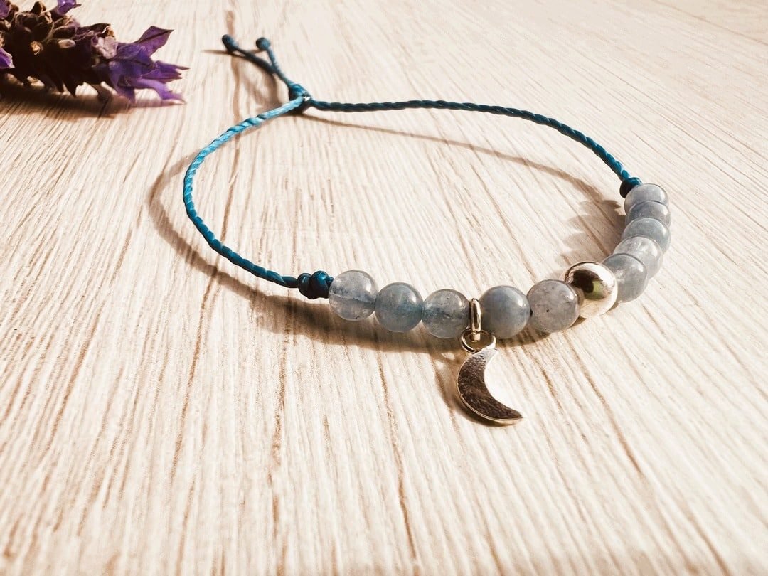 Pulsera hilo piedras fantasia, luna y complementos de plata 925