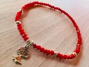 Pulsera de cristales rojos elasticada con detalles y colgante de plata 925