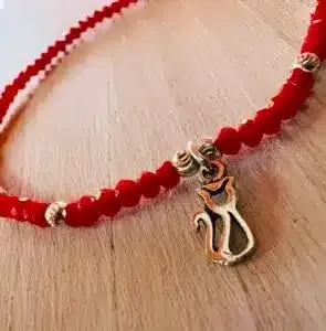Pulsera de cristales rojos elasticada con detalles y colgante de gato en plata 925