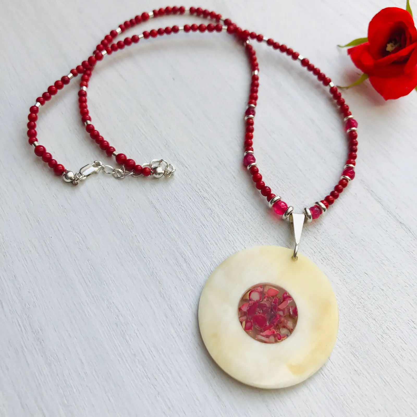 Collar cacho de buey, coral y plata