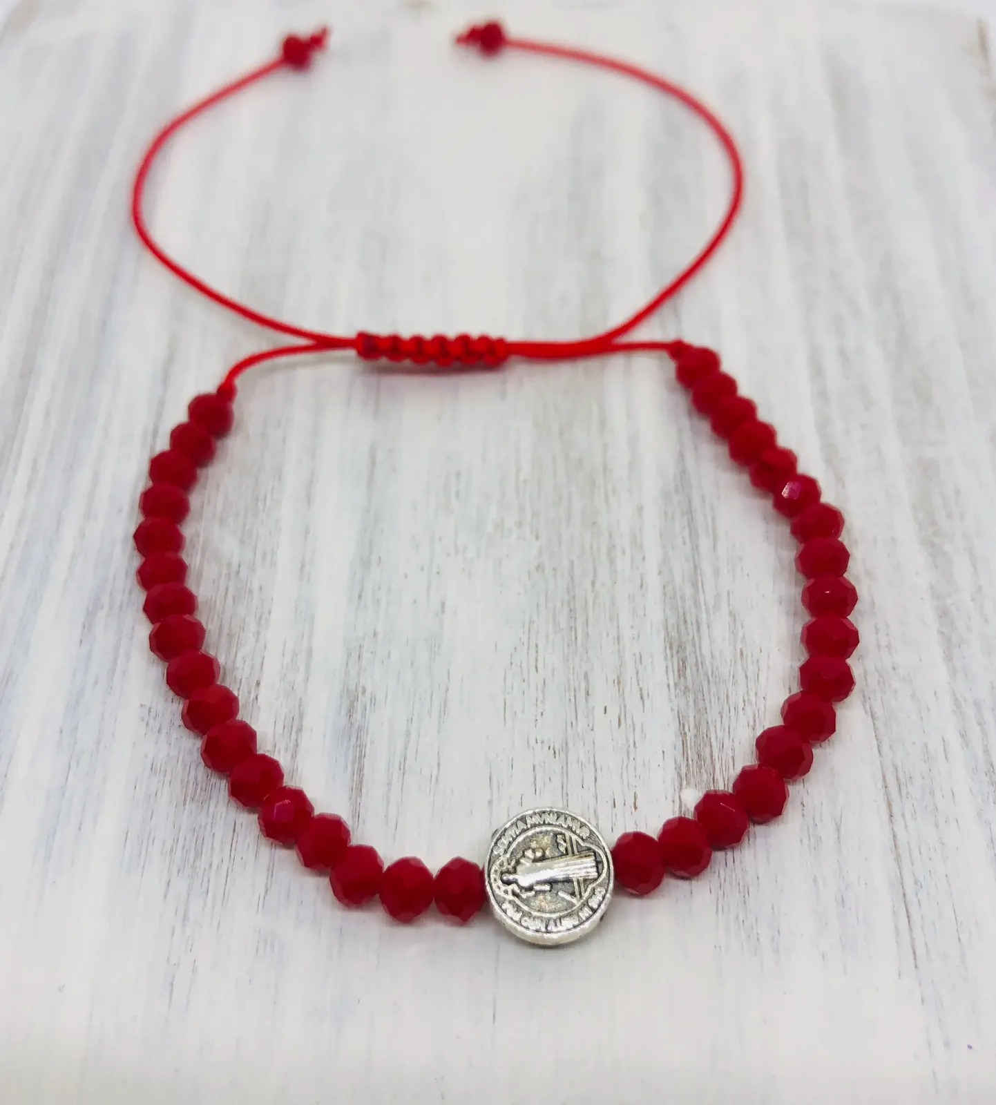 Pulsera roja de San Benito fantasía