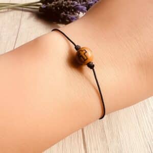 Pulsera hilo negro y cruz
